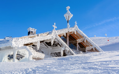 Berghütte im Schnee, Winterlandschaft