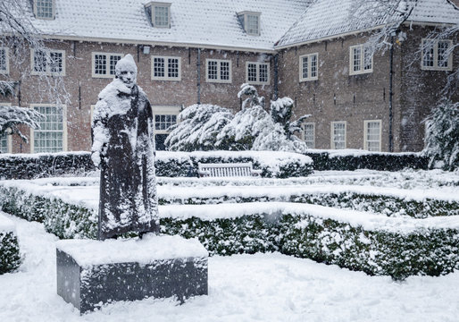 Statue of founding father Willen van Oranje in courtyard of Prinsenhof Delft.