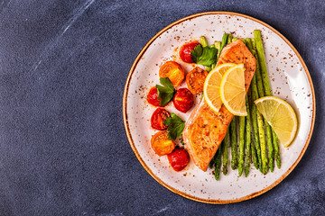 Grilled salmon with asparagus and tomatoes.