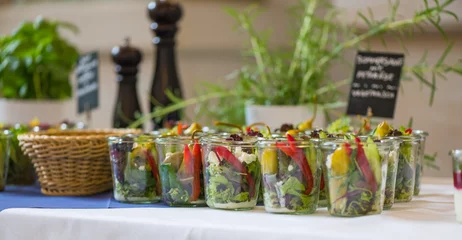 Fotobehang Catering Buffet mit Salat in kleinen Gläsern © www.push2hit.de