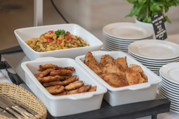 Catering Buffet mit Schnitzel für eine Party