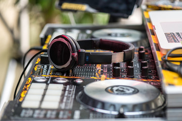 Dj Pult mit Kopfhörern und Mix Pult Tisch für eine Hochzeit Event Party
