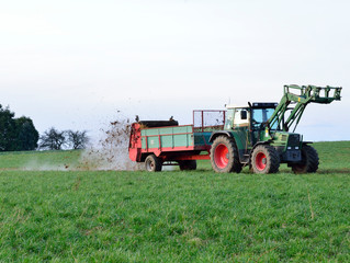 Obraz premium Beim Düngen auf dem Feld