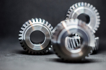 verschiedene Zahnräder aus Stahl Metal Silber nebeneinander platziert alle Zahnradarten mit...