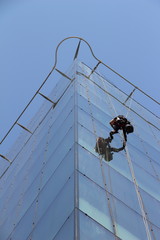 Obraz premium cleaning windows of the skyscraper