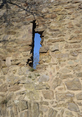 Bruchsteinmauer mit Schießschacht