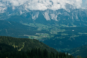 Dorf im Tal