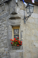 Fototapeta na wymiar Blumenfenster in der Bretagne
