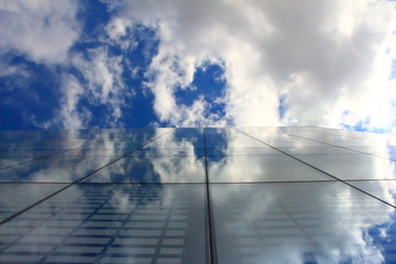 Obraz na płótnie Canvas reflection of the blue sky and clouds