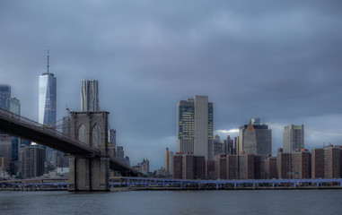 Fototapeta premium Widok na Most Brookliński i Manhattan od strony rzeki East River o zachodzie słońca - 10