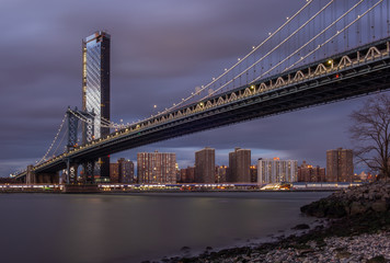 Fototapeta premium Widok na Manhattan Bridge i Manhattan od strony rzeki East River o zachodzie słońca - 1