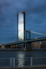 Naklejka premium View of the Manhattan Bridge and Manhattan from the riverside of the East River at sunset - 4