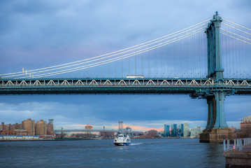 Fototapeta na wymiar View of the Manhattan Bridge and Manhattan from the riverside of the East River at sunset - 5