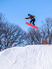 People are enjoying skiing	/ snowboarding