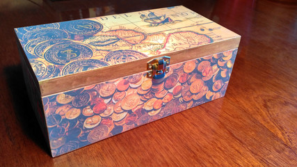 Wooden moneybox for banknotes and coins decorated using decoupage technique_2
