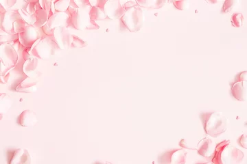 Poster de jardin Roses Composition de fleurs. Pétales de fleurs de rose sur fond rose pastel. Saint Valentin, fête des mères, concept de fête des femmes. Mise à plat, vue de dessus, espace de copie