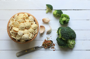 ingredienti per preparare le orecchiette ai broccoli