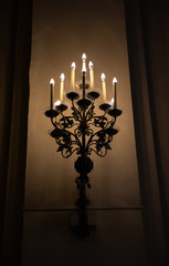 Luz de velas na igreja