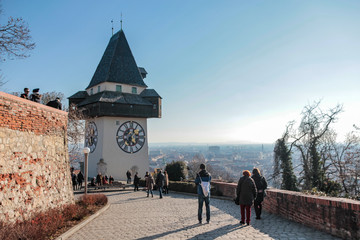 Uhrturm in Graz bei Österreich mit klarem Himmel und Sonnenschein
