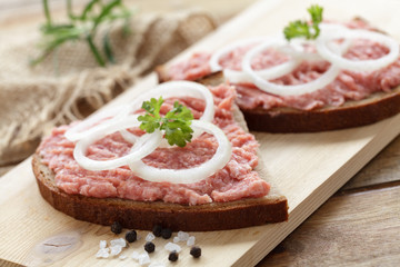 Brot mit frischem Zwiebelmett und Ziebelringen