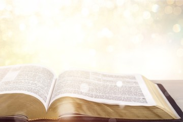 Obraz premium Man reading old heavy book on background