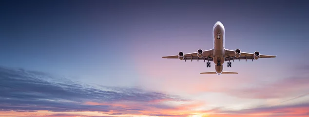 Foto op Plexiglas Vliegtuig Commercieel vliegtuigstraalvliegtuig dat boven dramatische wolken vliegt.