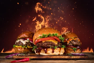 Crédence de cuisine en verre imprimé Manger Burger savoureux avec frites et feu.