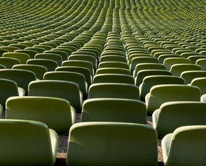 Grüne Sitz schalen in einem Fußballstadion