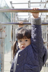 Fototapeta premium 雲梯で遊ぶ幼児 (4歳児)
