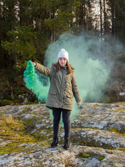 Niña con Humo Verde