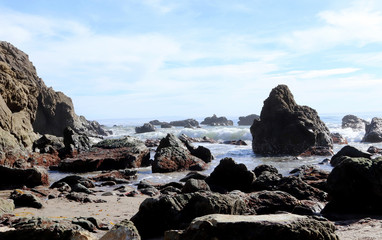 Fototapeta na wymiar Beach with ocean and rocks 