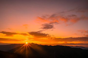 Obraz na płótnie Canvas The sun rises above the mountain.