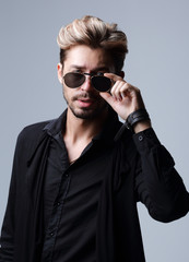 Obraz premium Close-up portrait of handsome stylish man in sunglasses.