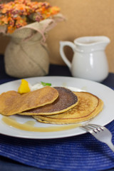 Desayuno panqueques miel en plato blanco con fondo flores