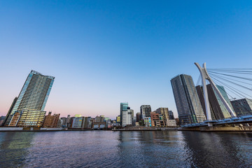 Naklejka premium 早朝のタワーマンションと中央大橋 The sky at daybreak in Tokyo, Japan