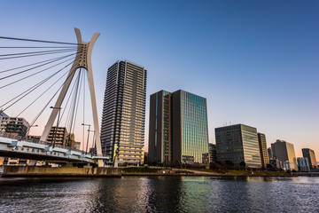 Obraz premium 早朝のタワーマンションと中央大橋 The sky at daybreak in Tokyo, Japan