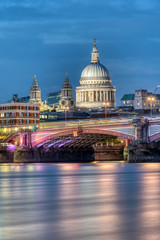 Fototapeta premium St Pauls Cathedral an Blackfriars Bridge in London at dusk