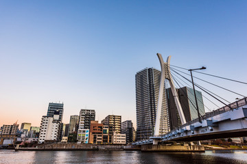 Obraz premium 早朝のタワーマンションと中央大橋 The sky at daybreak in Tokyo, Japan