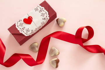 ハート型のチョコレートと赤いリボンとバレンタインのプレゼント用の箱