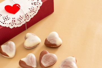 ハート型のチョコレートとバレンタインのプレゼント用の箱