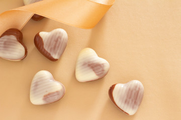 ハート型のチョコレートと金色のリボン