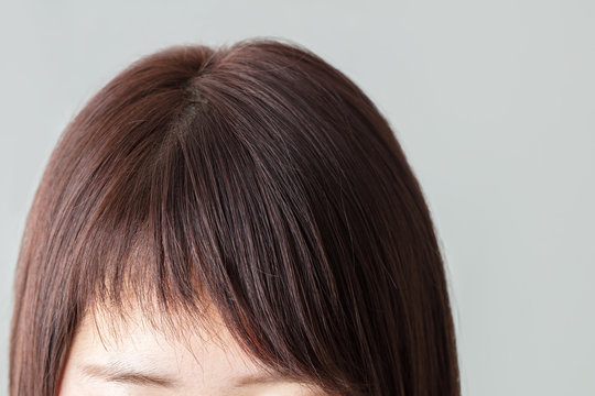 20代の女性のアシメの前髪のアップ