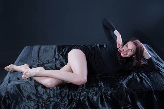 femme sexy en jupe noire