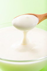 ヨーグルトを食べる