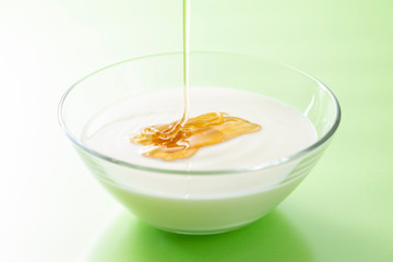 ヨーグルトに蜂蜜をかける