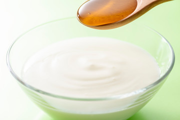 ヨーグルトに蜂蜜をかける