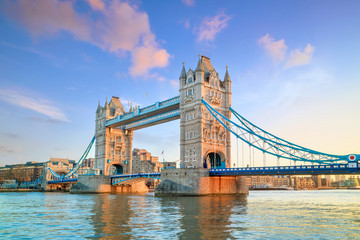De skyline van Londen met Tower Bridge bij schemering