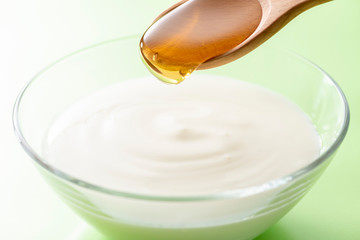 ヨーグルトに蜂蜜をかける