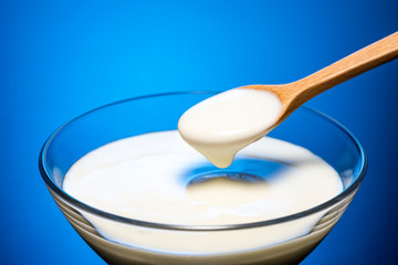 ヨーグルトを食べる