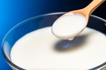 ヨーグルトを食べる